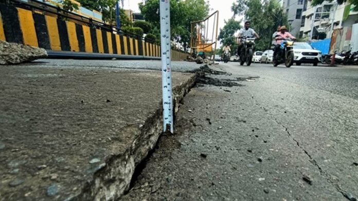 Indore Road Scam: इंदौर में सड़क बनाते समय ज्वाइंट पर ध्यान ही नहीं दिया, एक हिस्सा धंसने लगा