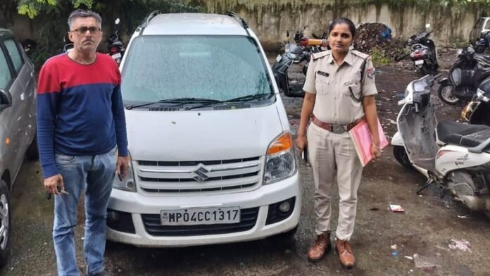 Bhopal में यह क्या हो गया! रेलवे प्लेटफार्म पर दौड़ी कार, आरपीएफ देखती रही