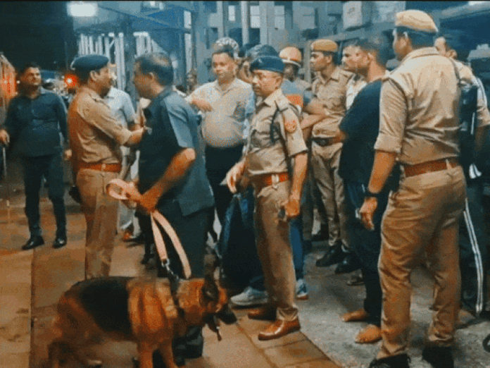 'छत्तीसगढ़ संपर्क-क्रांति एक्सप्रेस में बम है, लोगों को बचा लो':धमकी के बावजूद 400KM तक दौड़ती रही ट्रेन, 1700 पैसेंजर को उतारकर झांसी में चेकिंग