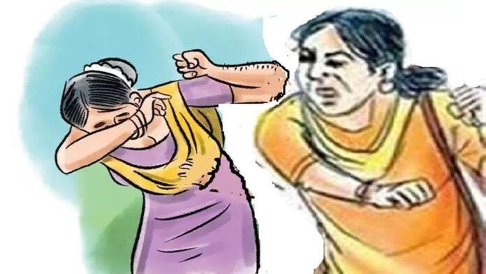 कोर्ट रूम में महिला पक्षकार और वकील के बीच जमकर हाथापाई, जज ने देखा तो दंग रह गए