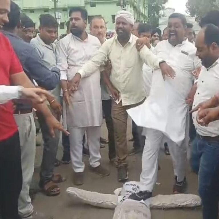 ईडी की कार्रवाई के विरोध में कांग्रेस ने किया प्रदर्शन:मनेन्द्रगढ़ में फूंका ED का पुतला, बोले- दुरुपयोग बंद नहीं हुआ तो होगा बड़ा आंदोलन