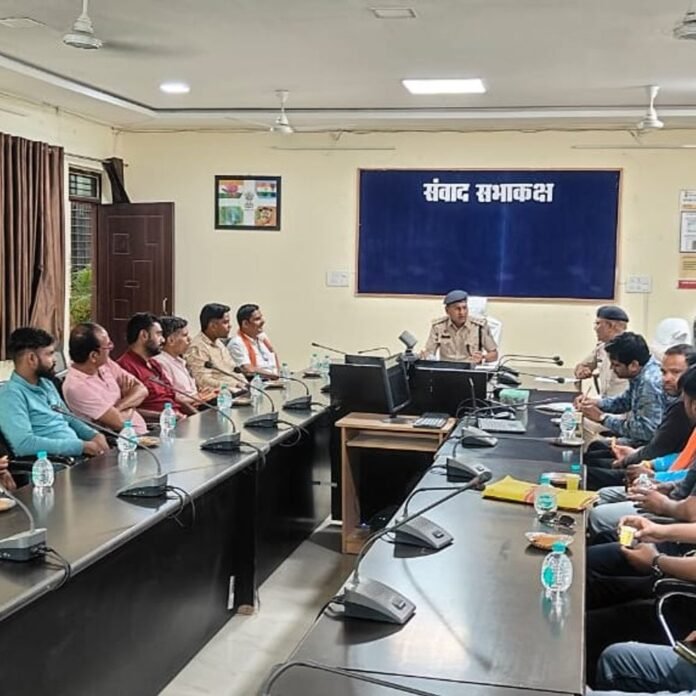 पहल कार्यक्रम के तहत सड़क सुरक्षा अभियान:मुंगेली में हाईवा संचालकों की बैठक, यातायात नियमों का पालन करने का निर्देश