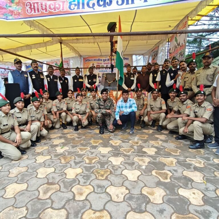 कारगिल विजय दिवस पर योद्धाओं का सम्मान:धमतरी में 50 से अधिक कारगिल योद्धाओं ने साझा की युद्ध की आपबीती, श्रद्धांजलि अर्पित की गई