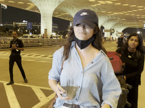 'सैयारा गर्ल' अनीत पड्डा मुंबई एयरपोर्ट पर स्पॉट हुईं:मास्क उतारने के सवाल पर बोलीं -'मुझे अभी बहुत शर्म आ रही है'