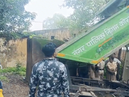 महिला के शव को कचरा गाड़ी से अस्पताल भेजा...VIDEO:कोरबा में मिली थी अधजली लाश; एम्बुलेंस नहीं मिली, पुलिस ने नगर पालिका की गाड़ी बुलाई