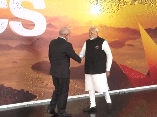 PM मोदी BRICS में शामिल होने ब्राजील पहुंचे:राष्ट्रपति लूला डी सिल्वा से गले मिले; पहली बार 11 सदस्य देश बैठक करेंगे