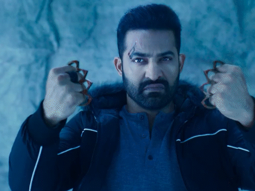 फिल्म वॉर 2 का नया पोस्टर जारी:हाथ में तलवार लिए एक्शन मोड में दिखे ऋतिक, जूनियर एनटीआर और कियारण भी दमदार अंदाज में आए