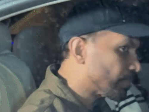 रेस्टोरेंट से निकलते वक्त सामंथा और राज स्पॉट हुए:पैपराजी को देख एक्ट्रेस के रूमर्ड बॉयफ्रेंड नाराज दिखे