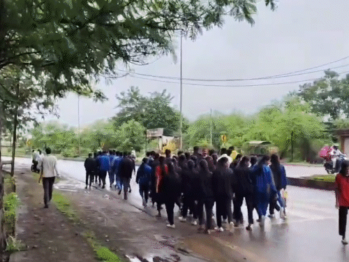 बलादौबाजार कलेक्टर से मिलने 5KM पैदल चले छात्र-छात्राएं,VIDEO:एकलव्य आवासीय स्कूल के स्टूडेंट्स बिजली-पानी-भोजन की समस्या से परेशान, पुलिस-प्रशासन ने रोका नहीं माने