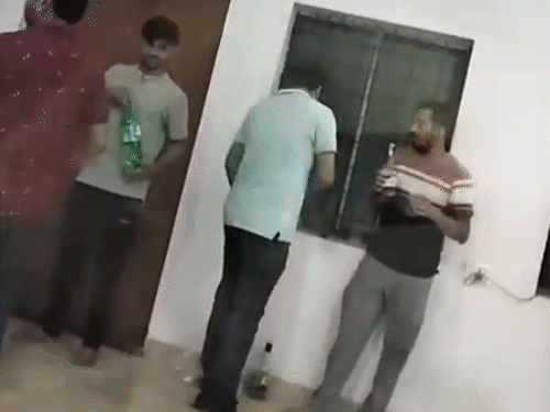 SBI ऑफिस में शराब पार्टी...रातभर डांस किया VIDEO:सड़क तक आवाजें सुनाई दी, लोग परेशान होते रहे; बीजापुर में मैनेजर की विदाई में छलकाए जाम