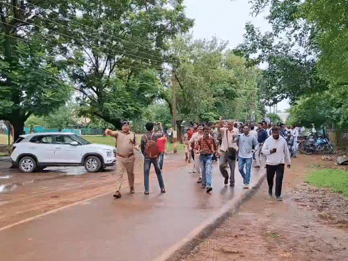 मिशनरी-सिस्टर्स गिरफ्तारी केस...आज लोकसभा में होगा हंगामा:सांसद उल्का बोले-मिशनरी-सिस्टर्स को झूठे केस में फंसाया, वृंदा करात बोलीं-CM झूठ बोल रहे, आदिवासी युवक को पीटा