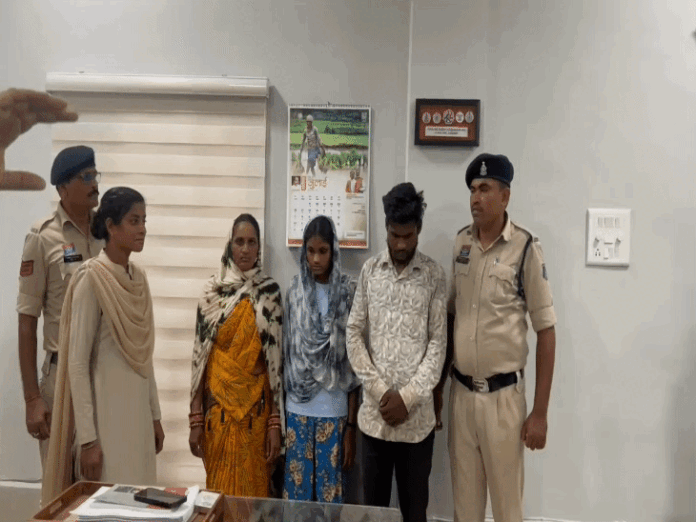 चाची को डायन बोली पड़ोसन...भतीजे ने हंसिया से काटा:मां-बेटी ने रस्सी से गला घोंटा, छत के रास्ते घुसे थे, कहा-टोनही कहकर बदनाम करती थी