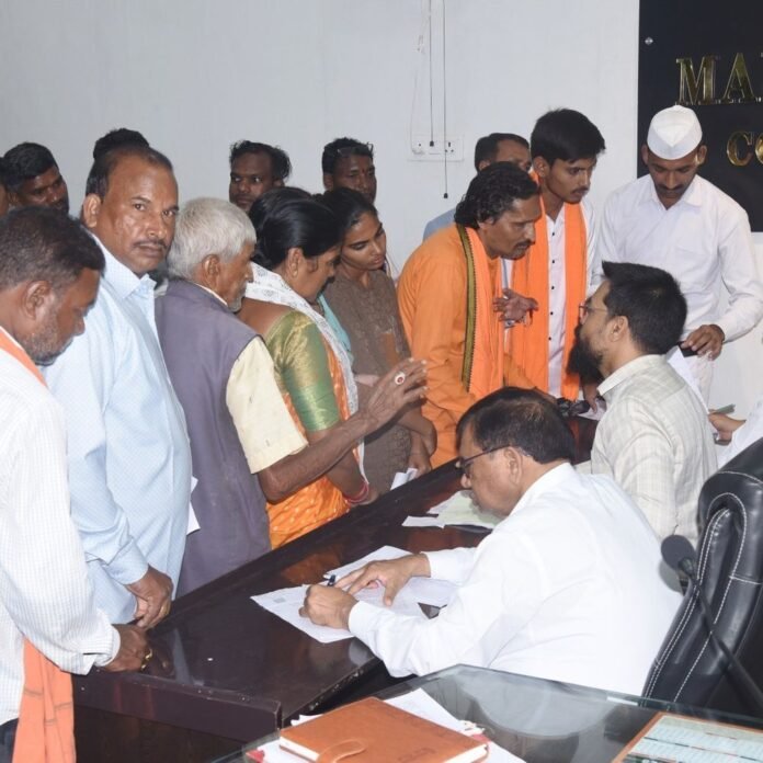 आवारा मवेशियों से किसानों की फसलें बर्बाद:मदनपुर के ग्रामीणों ने कलेक्टर जनदर्शन में की शिकायत, हाईकोर्ट के आदेश का भी नहीं हो रहा पालन