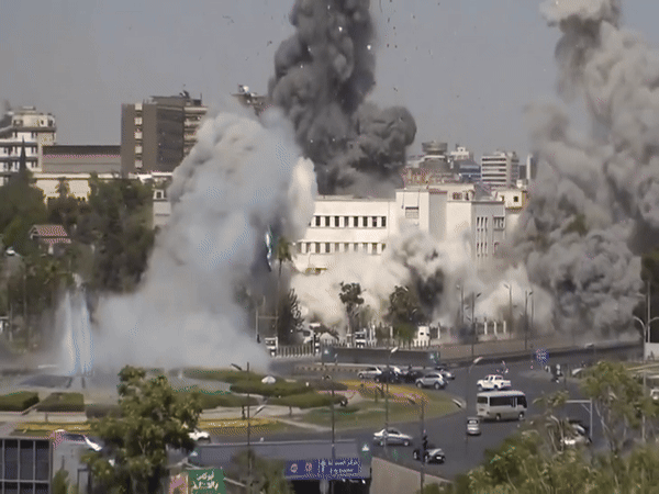 सीरिया में डिफेंस हेडक्वार्टर पर इजराइल की एयरस्ट्राइक:लाइव टीवी शो में बमबारी दिखी, शिया-सुन्नी लड़ाई में अब तक 250 मौत