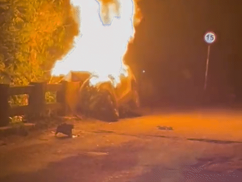 पुल की रेलिंग से टकराई कार, 4 युवक जिंदा जले...VIDEO:कांकेर में NH-30 पर गाड़ी का बैलेंस बिगड़ा; पुल निर्माण के चलते डायवर्ट थी सड़क