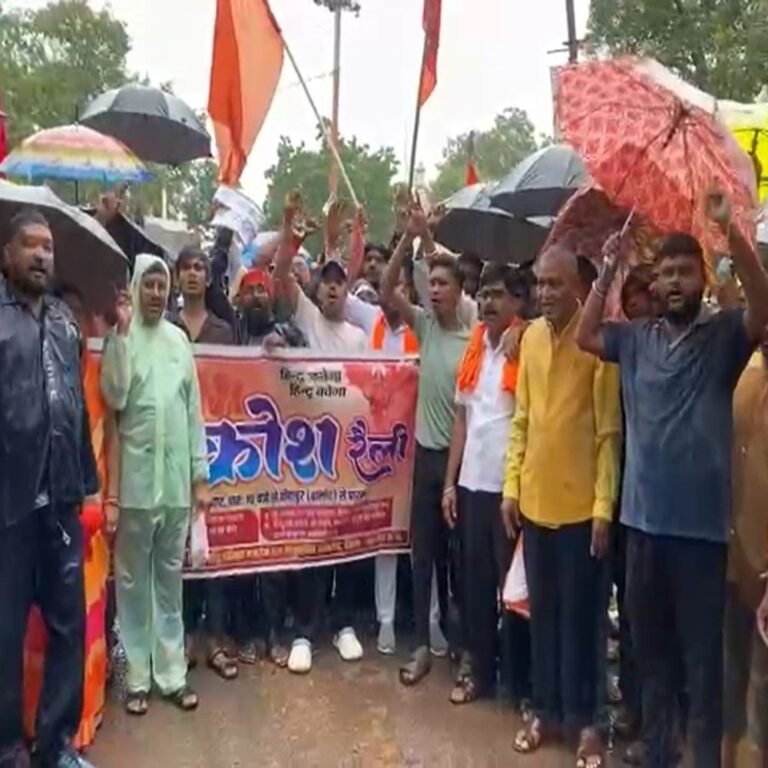 बालोद में ईसाई समाज ने कब्रिस्तान के लिए मांगी जमीन:हिंदू संगठनों ने कहा–लालच देकर कराया जा रहा धर्मांतरण,आक्रोश रैली निकाल SDM को सौंपा ज्ञापन