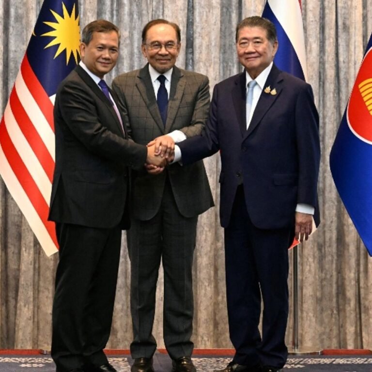 कंबोडिया ने थाईलैंड के साथ युद्धविराम की घोषणा की:अमेरिका और चीन ने मध्यस्थता की; जंग में अब तक 30 से ज्यादा मौतें