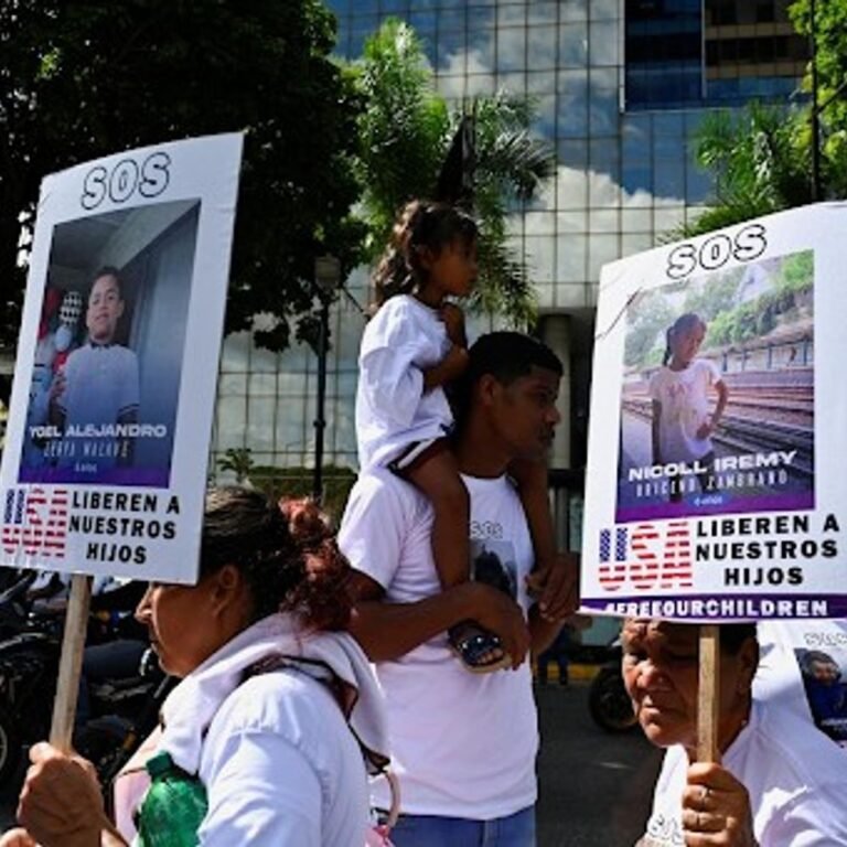 शिकागो में ट्रम्प की नीतियों के खिलाफ बड़ा विरोध-प्रदर्शन:हजारों लोगों सड़कों पर उतरे, ट्रम्प को तनाशाह बताते हुए मार्च निकाला