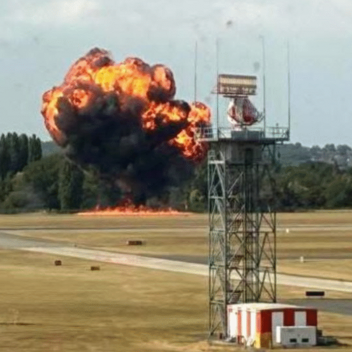 लंदन के साउथेंड एयरपोर्ट पर टेकऑफ के बाद प्लेन क्रैश:जलते विमान का वीडियो वायरल, नीदरलैंड जा रहा था; सभी उड़ानें रद्द और एयरपोर्ट बंद