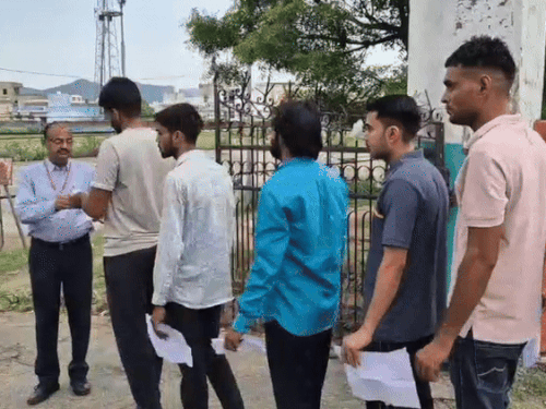 डिप्टी जेलर एग्जाम की पहली पारी शुरू:चेकिंग कर कैंडिडेट्स को एक घंटे पहले मिली एन्ट्री, ढाई बजे से होगी दूसरी पारी