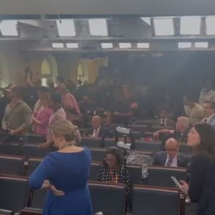 व्हाइट हाउस में सुरक्षा चूक, लॉकडाउन लगाया गया:किसी ने सेफ्टी फेंस के ऊपर से फोन फेंका; घटना के वक्त ट्रम्प व्हाइट हाउस में ही थे