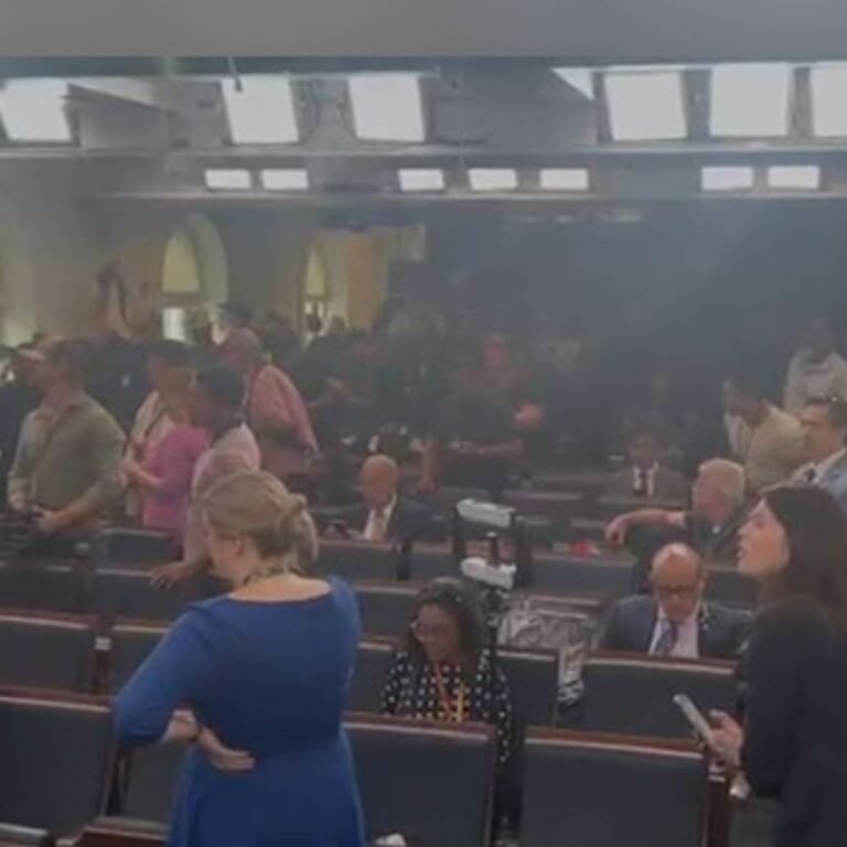 व्हाइट हाउस में सुरक्षा चूक, लॉकडाउन लगाया गया:किसी ने सेफ्टी फेंस के ऊपर से फोन फेंका; घटना के वक्त ट्रम्प व्हाइट हाउस में ही थे