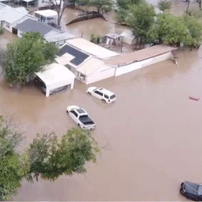 अमेरिका के टेक्सास में बाढ़ से 32 की मौत:27 लड़कियां लापता, अभी भी बाढ़ का खतरा बरकरार; हेलिकॉप्टर-ड्रोन्स से तलाश जारी