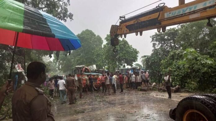 Baranbanki में तेज बारिश के चलते बस पर गिरा पेड़, पांच शिक्षक समेत छह की मौत, 17 घायल