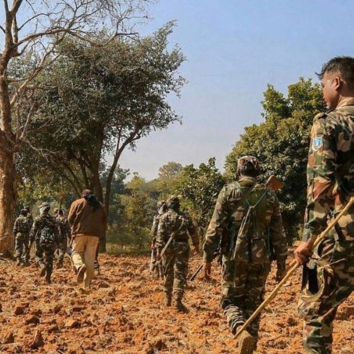 बीजापुर में पुलिस-नक्सली मुठभेड़, DRG के 2 जवान घायल:एयर लिफ्ट कर रायपुर लाया जा रहा; दोनों तरफ से रुक-रुककर फायरिंग जारी