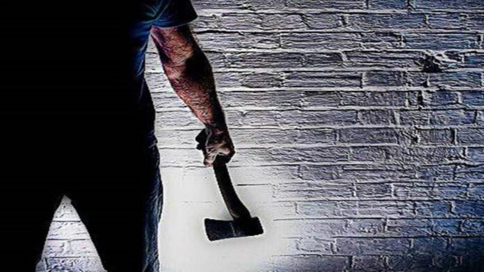 रीवा में सोती महिला बनी बदमाश का शिकार, कुल्हाड़ी से किया जानलेवा हमला, सिर-कान और गर्दन पर आई चोटें