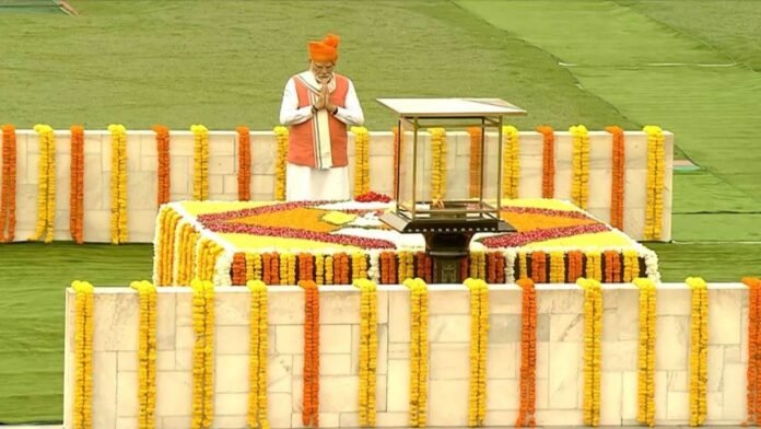 79th Independence Day 2025 LIVE: PM Modi ने लाल किले पर फहराया तिरंगा, देश को लगातार 12वीं बार करेंगे संबोधित