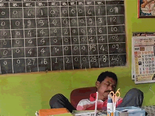 नशे में धुत-हेडमास्टर...न कलेक्टर पता न पीएम का पूरा नाम,VIDEO:कहा- रमन सिंह है मुख्यमंत्री, पढ़ाना छोड़कर कुर्सी पर सो रहा था, बच्चे खेलते रहे