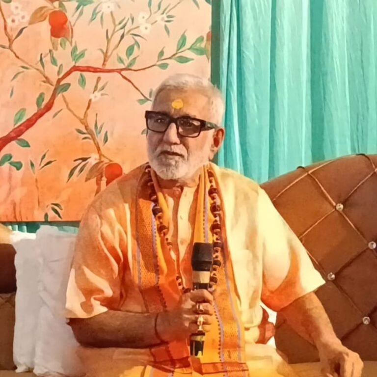 कथावाचक पं. विजय शंकर मेहता का कोरबा में प्रवचन:बोले- आज हर स्तर पर नैतिक पतन, राजनीति में 90% राज और 10% नीति