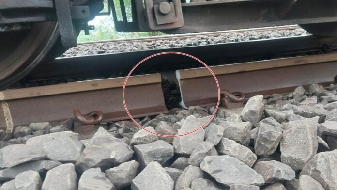 MP के खंडवा जिले में टला बड़ा रेल हादसा, पटरी पर क्रैक देखकर कीमैन ने रुकवाई ट्रेन