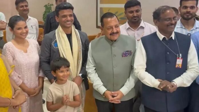 Shubhanshu Shukla: अंतरिक्ष में भारत का परचम लहराकर स्वदेश लौटे शुभांशु शुक्ला, दिल्ली एयरपोर्ट पर हुआ भव्य स्वागत