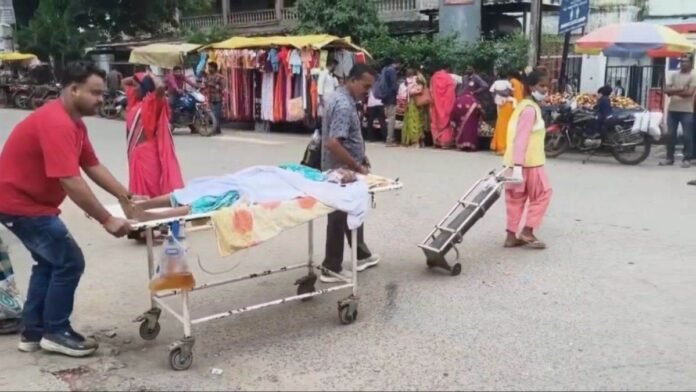 मरीज को ऑक्सीजन लगा स्ट्रेचर से पार कराई सड़क, भड़के स्वास्थ्य मंत्री ने लगा दी अधिकारियों की क्लास