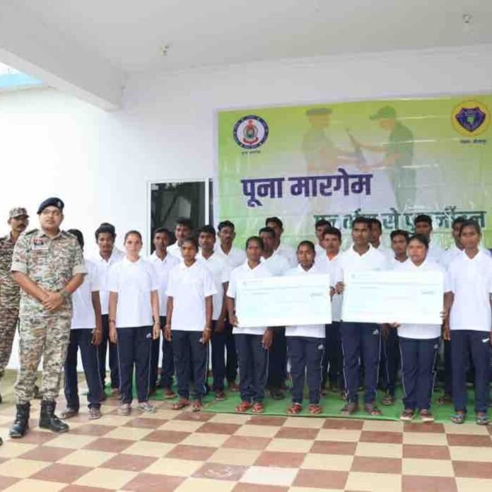 81 लाख के 20 इनामी समेत 30 नक्सलियों का सरेंडर:इनमें 8-8 लाख के पति-पत्नी भी, बीजापुर में 2024 से अबतक 496 नक्सली ने डाले-हथियार