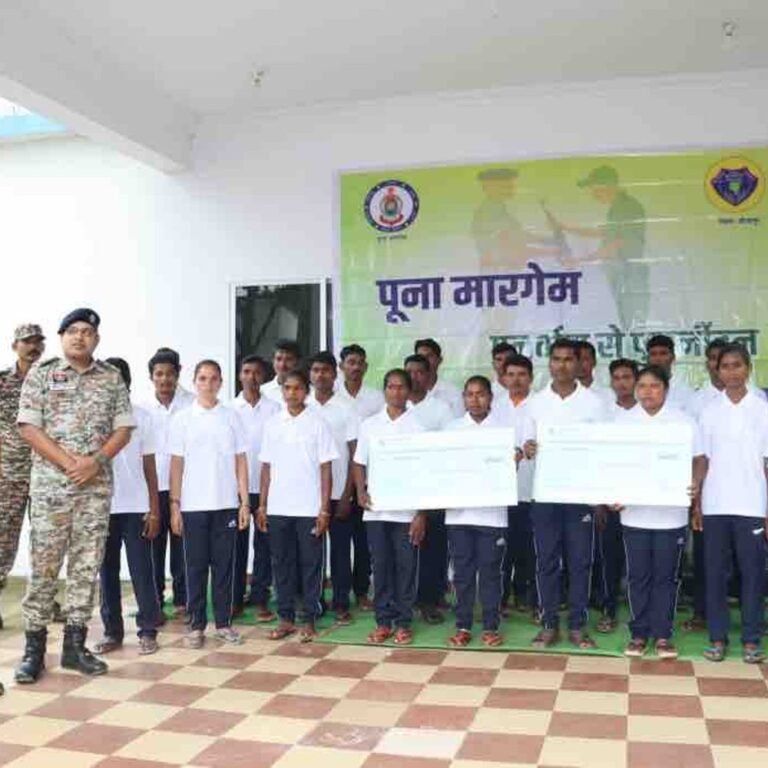 81 लाख के 20 इनामी समेत 30 नक्सलियों का सरेंडर:इनमें 8-8 लाख के पति-पत्नी भी, बीजापुर में 2024 से अबतक 496 नक्सली ने डाले-हथियार