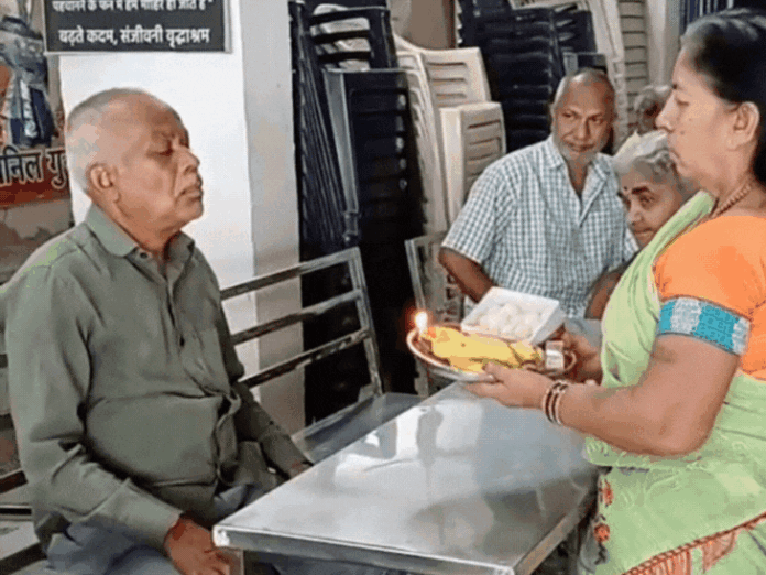 अपनों से दूर परायों में मिला भाई-बहन का प्यार:वृद्धाश्रम में शिवनाथ के हाथों पर कुंवर ने बांधी रक्षा-डोर;1930 के बाद दुर्लभ संयोग,दिनभर शुभ मुहूर्त