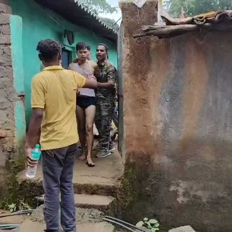 बेटे ने मां को कुल्हाड़ी से टुकड़ों में काट डाला:जशपुर में हत्या के बाद लाश के पास बैठ गाना गाया, हिरासत में आरोपी