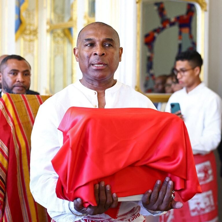 फ्रांस ने मेडागास्कर राजा की खोपड़ी लौटाई:128 साल पहले सिर काटकर ले गए फ्रांसीसी सैनिक, ट्रॉफी की तरह म्यूजियम में सजाया था