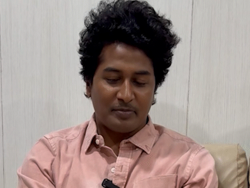 पंचायत फेम 'विकास' शादी पर बोले-नीला ड्रम याद आता है:रायपुर में कहा-गांव से हूं इसलिए किरदार जी पाता हूं, अब बस्तर का इश्क दिखाएंगे