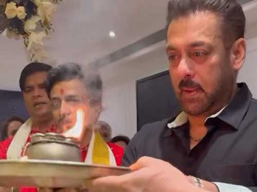 सलमान खान ने परिवार संग मनाई गणेश चतुर्थी:बप्पा की आरती करते आए नजर; रितेश देशमुख और जेनेलिया भी हुए शामिल