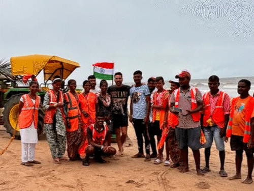 अक्षय कुमार से लेकर प्रियंका चोपड़ा तक:सेलेब्स ने स्वतंत्रता दिवस की शुभकामनाएं दी, रोहित शेट्टी ने फहराया तिरंगा