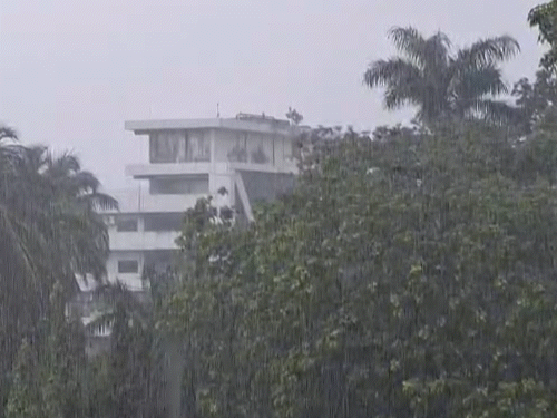 अगले 48 घंटे भारी बारिश का अलर्ट:रायपुर में सुबह से छाए बादल; बिजली गिरने की आशंका, सरगुजा में नदी में बहा छात्र