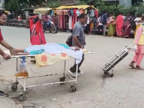 ऑक्सीजन सपोर्ट पर मरीज, स्ट्रेचर से पार कराई सड़क,VIDEO:अंबिकापुर में 300 मीटर खींचकर अस्पताल बिल्डिंग तक ले गए परिजन,बोले-एंबुलेंस थी, ड्राइवर नहीं था