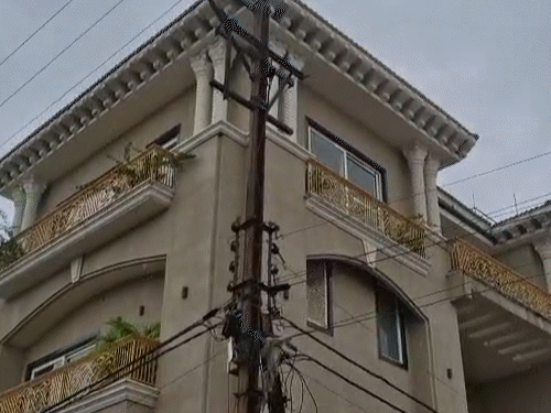 रायपुर में सूदखोर तोमर का आलीशान बंगला कुर्क:1500-1500 स्क्वायर फीट में है दोनों भाइयों का घर, 2 महीने से पुलिस से छिप रहे आरोपी