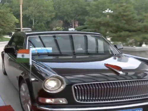 जिनपिंग की पसंदीदा 'रेड फ्लैग' कार में घूमे मोदी:1958 में कम्युनिस्ट पार्टी के टॉप लीडर्स के लिए बनी, अब चीनी राष्ट्रपति की ऑफिशियल कार