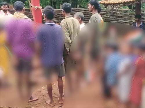 नक्सली-स्मारक पर तिरंगा फहराया...युवक को मार डाला VIDEO:जनअदालत में नक्सलियों ने गला घोंटकर दी मौत; मुखबिरी का आरोप लगाया, सरपंच को भी धमकाया