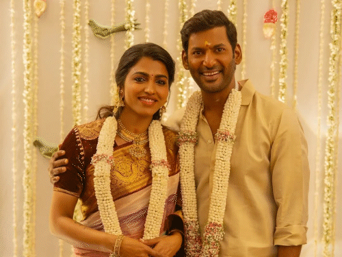 एक्टर विशाल और साई धनशिका ने की सगाई:15 साल की डेटिंग के बाद हुए इंगेज, पोस्ट कर लिखा- पॉजिटिव और धन्य महसूस कर रहा हूं